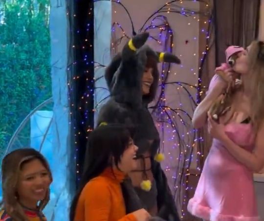 Хотдогерша не понимает, какого лешего она тут делает?