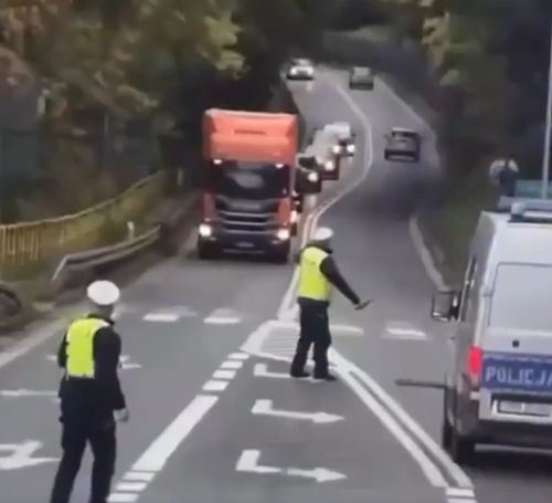 Польская полиция пытается остановить бусик⁠⁠