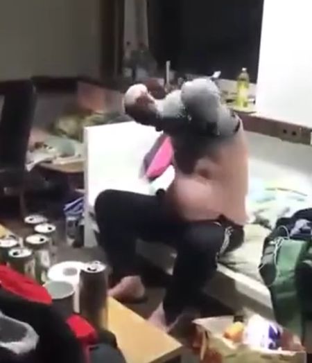 В рукава засунул руки, оказались это брюки