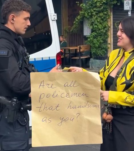 Девушка раздает записочки с комплиментами для мужчин