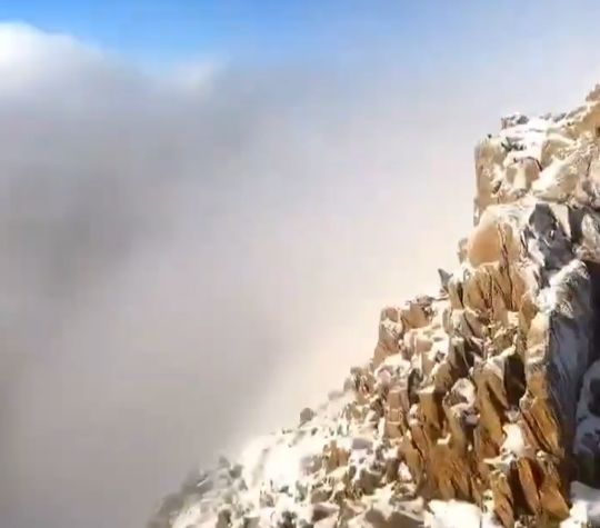 Турист заснял свою тень, парящую в горном тумане