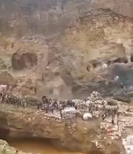 Момент обрушения огромного участка медного рудника на людей в Конго