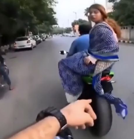 "Я не знакомлюсь, у меня есть парень!"