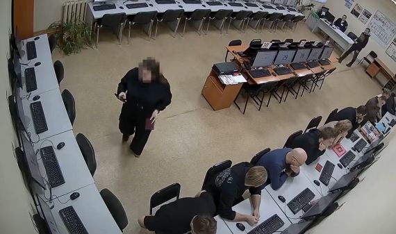 Профессор, конечно, лопух, но аппаратура при нём-мм, при нём-мм! Как слышно? Как слышишь… меня?