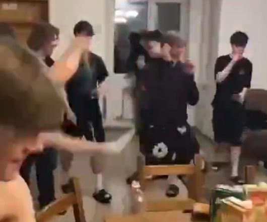 Зумеры разнесли арендованный для вечеринки дом в Свердловской области