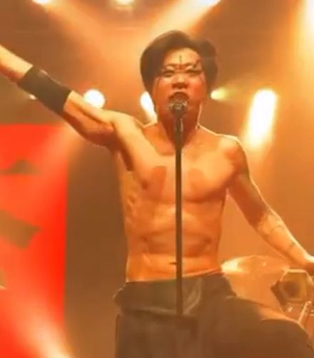 Посол Тайваня в Финляндии выступает со своей метал-группой на мероприятии по культурному обмену между Тайванем и Финляндией