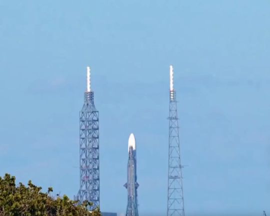 Ровно в момент старта между камерой и ракетой неспешно проплыл огромный круизный лайнер и полностью закрыл обзор