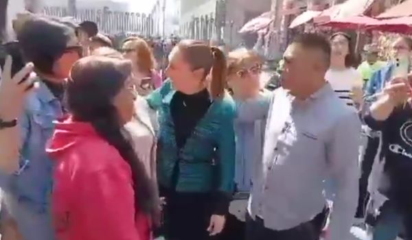 Просто бухой мексиканец захотел пощупать за сиськи своего президента