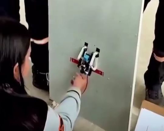 Школа устроила конкурс, чтобы выяснить, кто сможет создать робота, который быстрее всех взберётся по стене⁠⁠