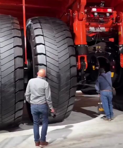 Тяжелый карьерный самосвал Hitachi EH4000