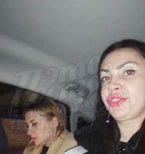 Пьяные барышни исполняют в такси