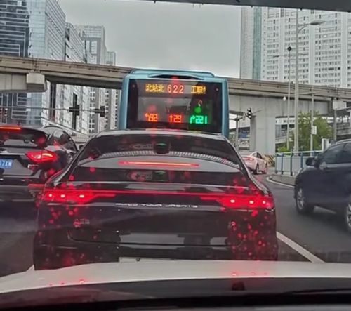 Табло в автобусе синхронизируется со светофорами на перекрестках