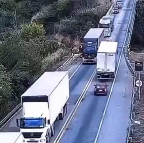 Медленно едешь по мосту в легковой машине, но через секунду...