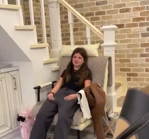 Пацан скопил карманные деньги и купил себе 17-й айфон