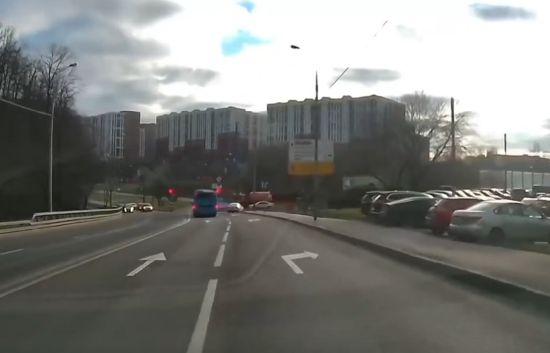 Таксист подбил гаишников