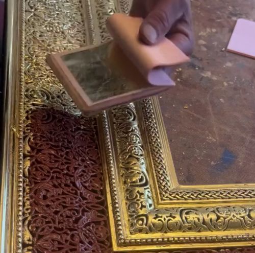 Процесс нанесения сусального золота⁠⁠