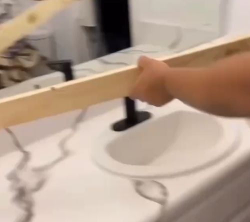 Когда нужно слегка подрезать плинтус