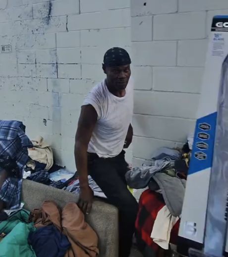 В США мужик раздал бездомным мачете