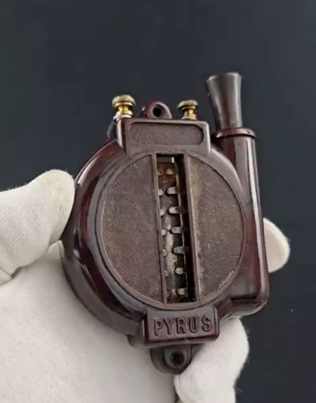 Коллекция винтажных зажигалок из прошлого века