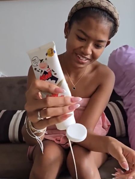 Интересно дядя Саша время проводит