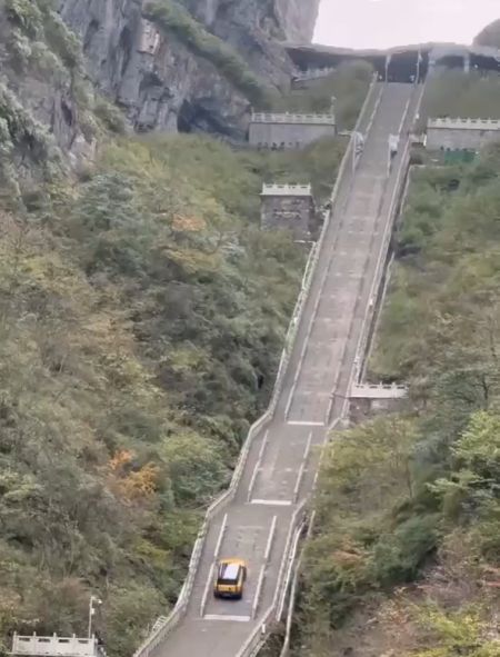 Китайская Chery решила снять эпичную рекламу, в которой кроссовер штурмует гору Тяньмэнь, но что-то пошло не так