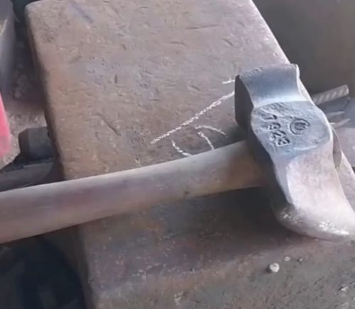 Ковка стали в направлении магнитного поля Земли, придает ей постоянную магнитную память