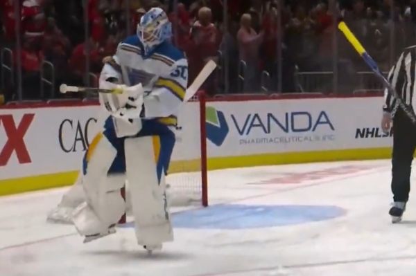 Канадский вратарь попытался украсть шайбу, которой Овечкин забил свой рекордный 900-й гол в НХЛ