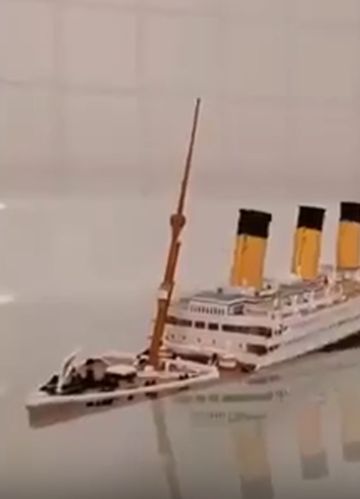 Модель "Титаника" в ванной⁠⁠