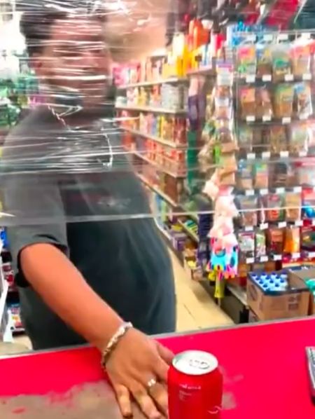 Все улыбаются друг другу, спрашивают как дела