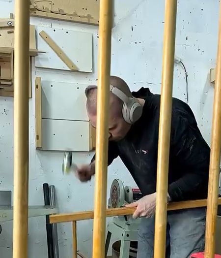 Молодой отец отреставрировал детскую кроватку, в которой спали уже несколько поколений его семьи