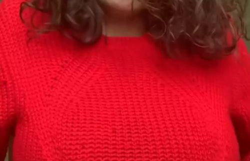 Красный свитер