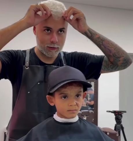 Он возвращает улыбку детям, потерявшим волосы