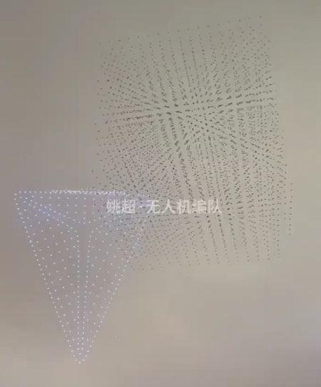 Дроны возвращаются на стартовые площадки после шоу в Китае