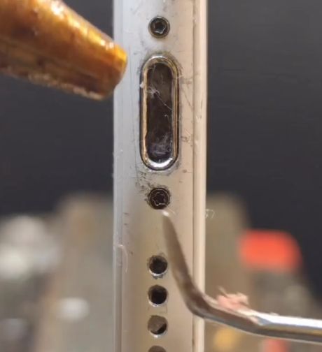 Чистка порта зарядки iPhone