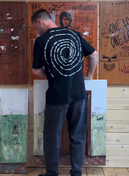 Подъездная романтика от художника Дмитрия Хлебникова