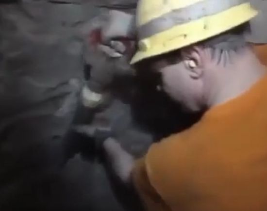 Французские и британские рабочие встречаются под Ла-Маншем во время строительства туннеля (1990)