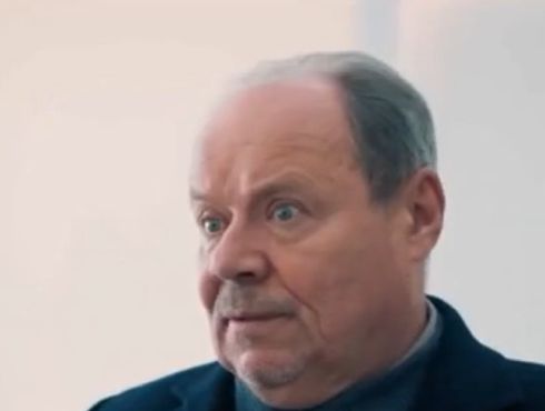 Просто не успел халат надеть