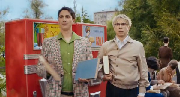 На протяжении нескольких лет телеканал ТНТ занимается пересъемкой советских комедий. Ранее их просто транслировали по телевизору в новогодние праздники, однако теперь они будут демонстрироваться в российских кинотеатрах за плату