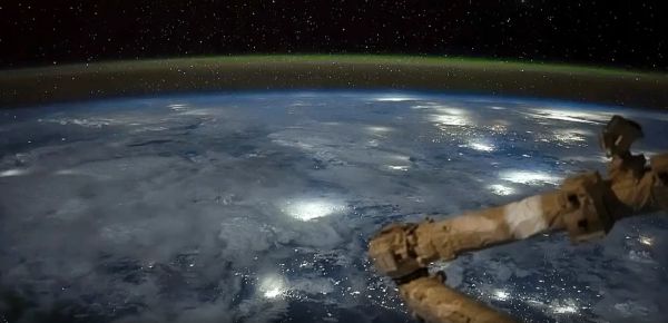 Астронавт на МКС запечатлел красного спрайта над Мексикой⁠⁠