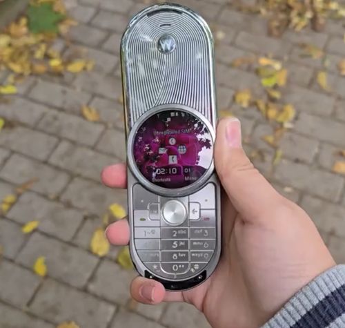 Моторола всегда удивляла телефонный рынок своими приколюхами