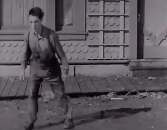 Вся команда каскадеров умоляла Бастера Китона не выполнять этот трюк