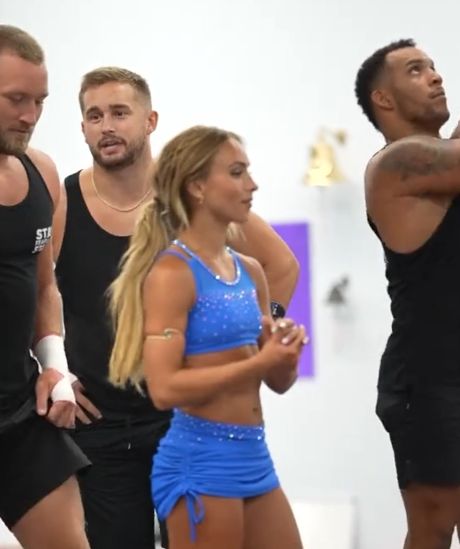 Спортивная блондинка кувыркается с тремя парнями