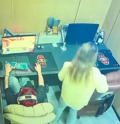 Вумен момент...