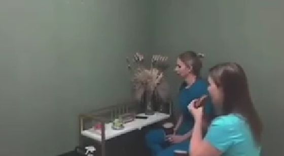 Старая скандальная баба требует её обслужить