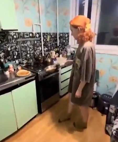 Отрывок из клипа ВИА "Пролежни"