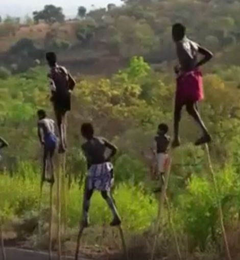 Эфиопское племя банна использует длинные палки для защиты от змей в своей долине