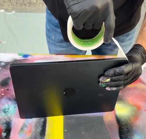 Картина на ноутбуке (стрит-арт)