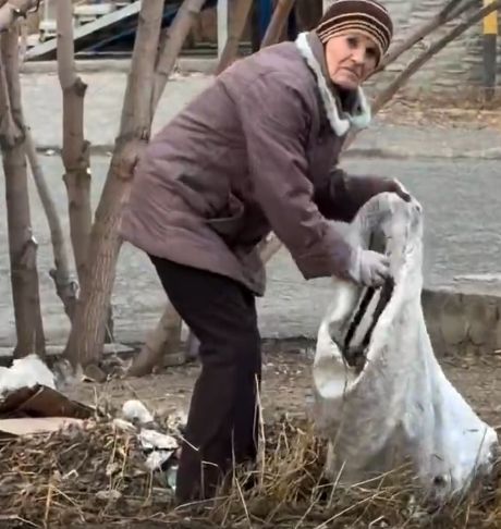 Лучезарная женщина с красивыми глазами, делает этот мир лучше
