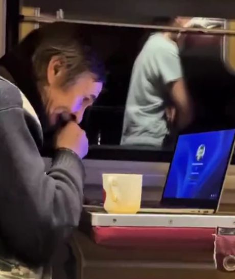 "Едешь себе в плацкарте, а рядом — самый технологичный дедушка Беларуси."