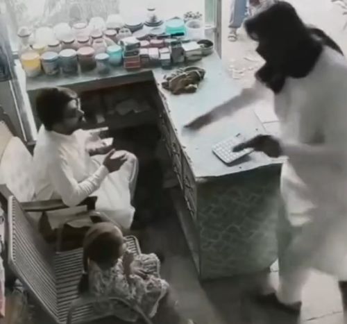 Дядя, леденец будешь?